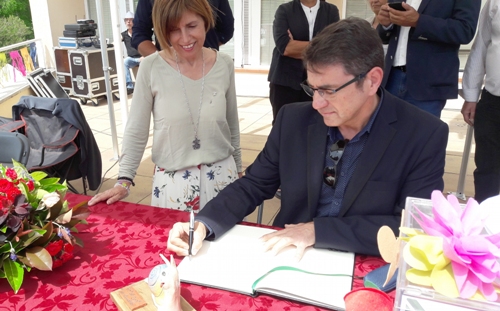 El Diputat signant el llibre d'honor