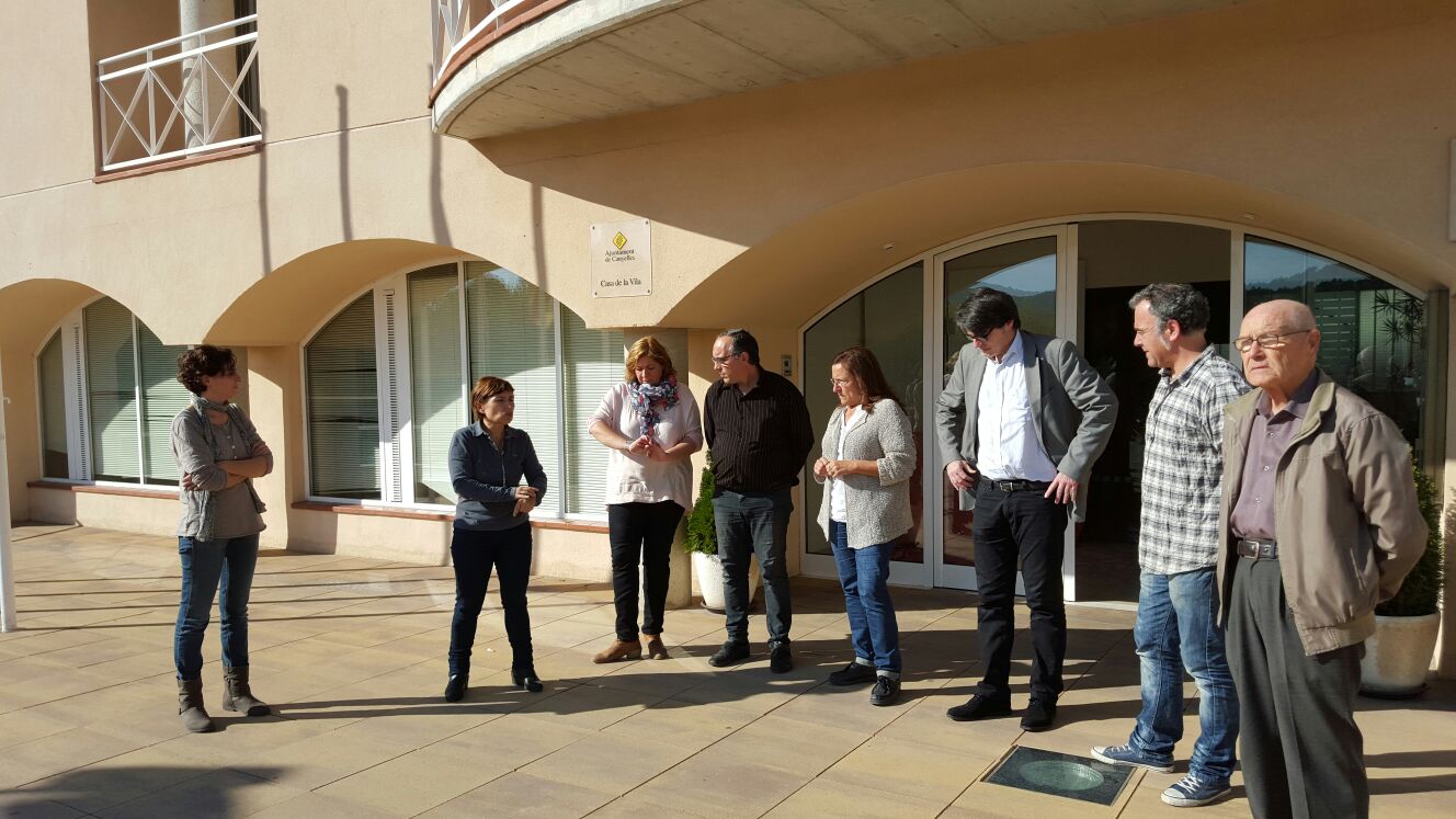 Minut de silenci a les portes de l'Ajuntament