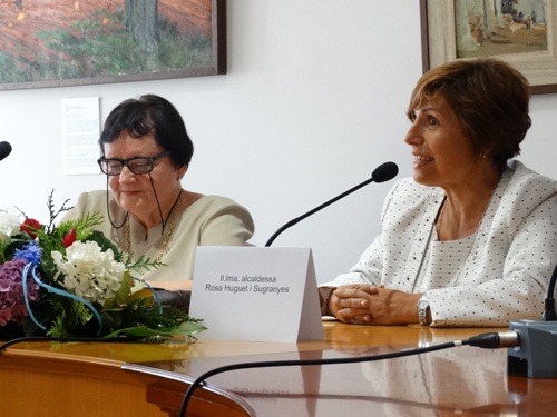 L'Alcaldessa i la pregonera d'honor a la sala de Plens